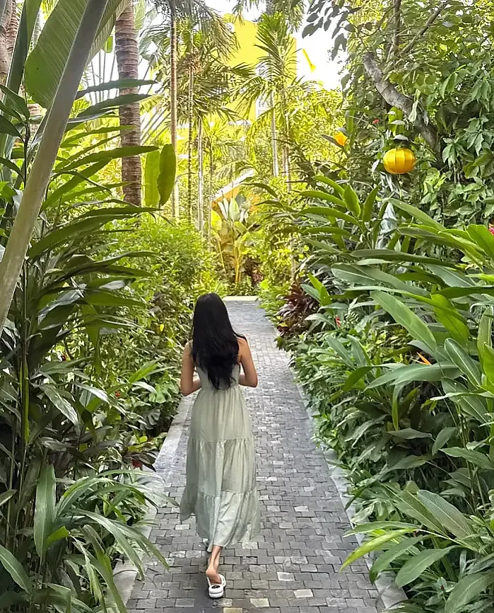 긴 검은 머리를 바람에 흩날리며 다낭을 여행하다.