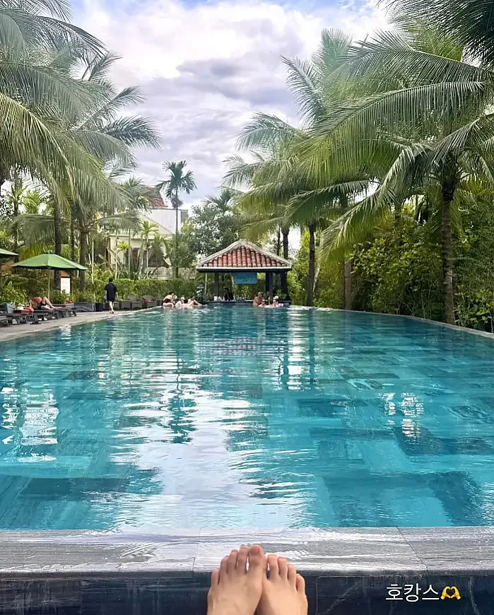 긴 검은 머리를 바람에 흩날리며 다낭을 여행하다.