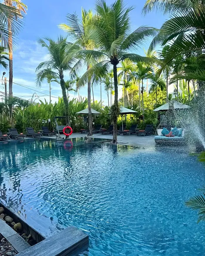 긴 검은 머리를 바람에 흩날리며 다낭을 여행하다.