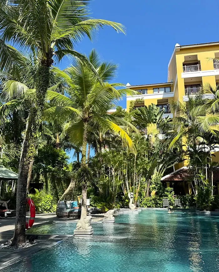 긴 검은 머리를 바람에 흩날리며 다낭을 여행하다.