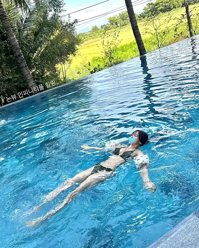 긴 검은 머리를 바람에 흩날리며 다낭을 여행하다.