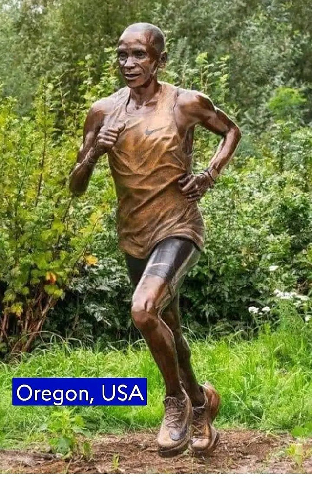 레전드 마라토너 킵초게 동상비교...