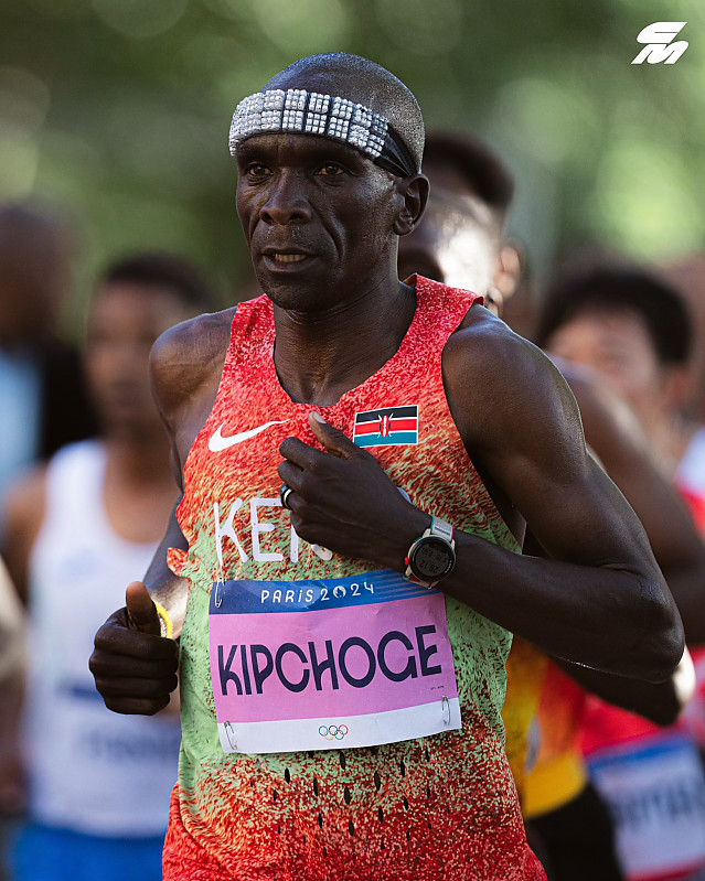 레전드 마라토너 킵초게 동상비교...