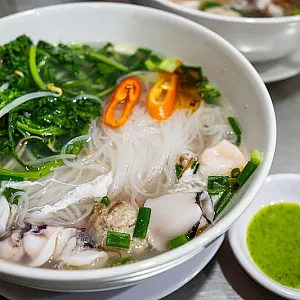 Hủ Tíu Mực Ông Già의 오징어 국수는 정말 최고입니다