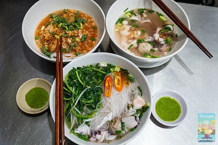 Hủ Tíu Mực Ông Già의 오징어 국수는 정말 최고입니다