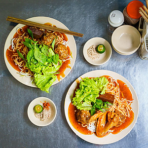 Cà Mau에서 Cô Xíu는 Bánh Tầm Cà Ri Cay를 Bình Thạnh로 가져옵니다