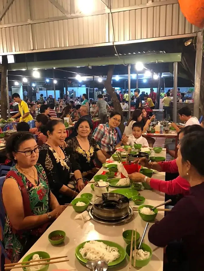 Giao Toan 쇠고기 전골 - 40년 동안 시장만큼 큰 유명 전골 레스토랑은 항상 고객으로 붐비고 있습니다