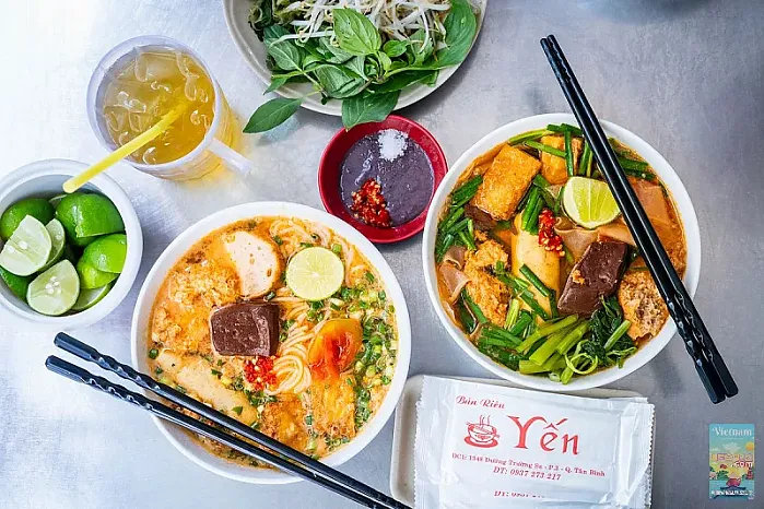 Bún Riêu Cô Yến의 바싹한 튀김 두부