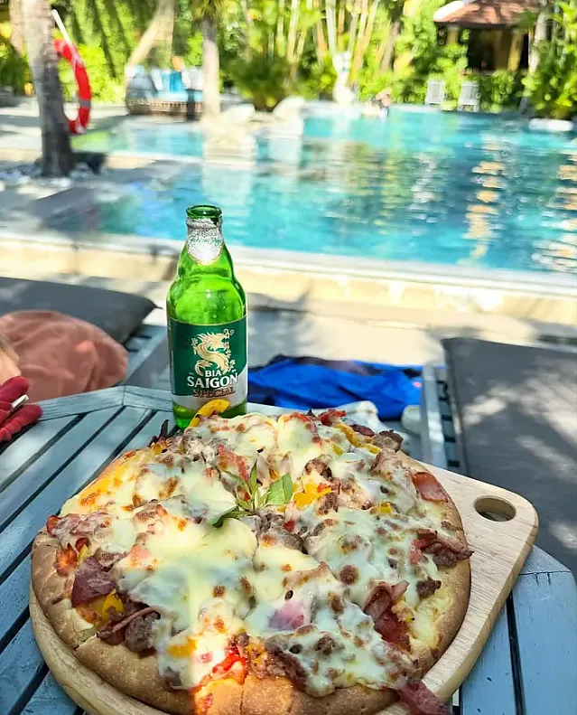 긴 검은 머리를 바람에 흩날리며 다낭을 여행하다.