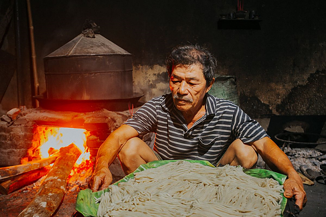Cao Lầu 국수를 처음부터 만드는 Hội An 가족을 만나보세요