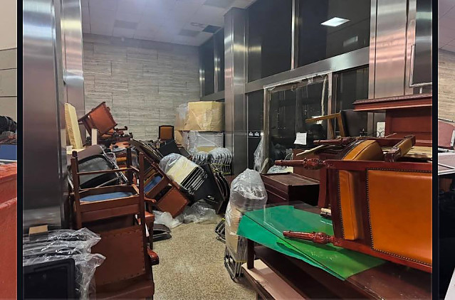 의원 보좌진들이 쌓아올린 바리케이트 실물샷