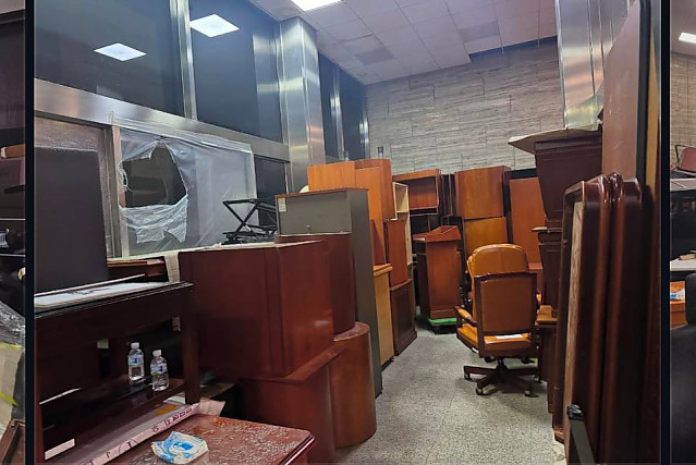 의원 보좌진들이 쌓아올린 바리케이트 실물샷