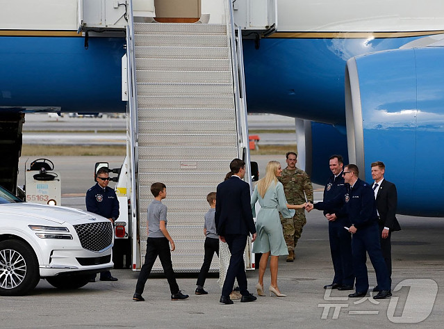 미국 전용기 옆에 니가 왜나와?