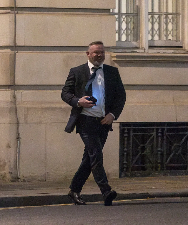 노상방뇨하는 루니