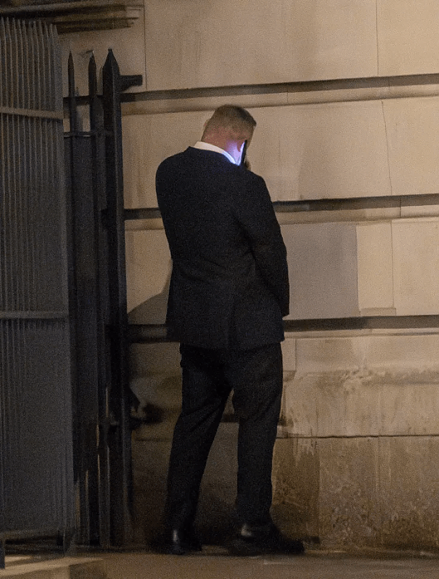 노상방뇨하는 루니