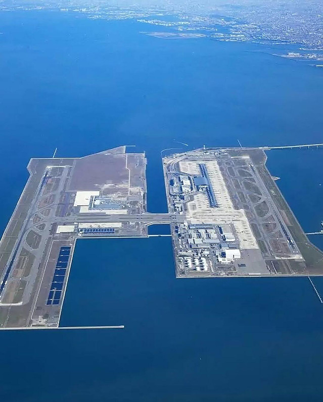 지금도 조금씩 가라앉고 있다는 공항