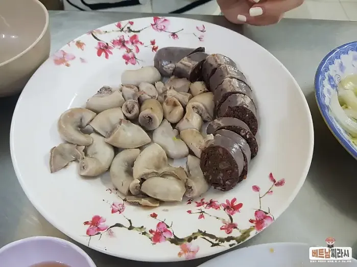 호치민 1군 벤탄시장 로컬 맛집인 동냔 백반집 Quan Com Dong Nhan 알려드립니다.