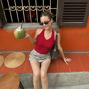 Just had the most dangerous coconut of my life lol @micnienie 인스타